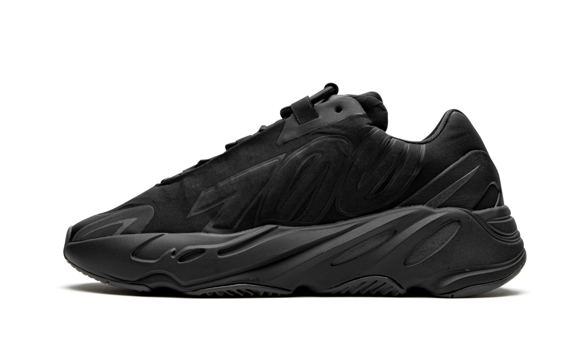 Boost 700 Mnvn "Triple Black"