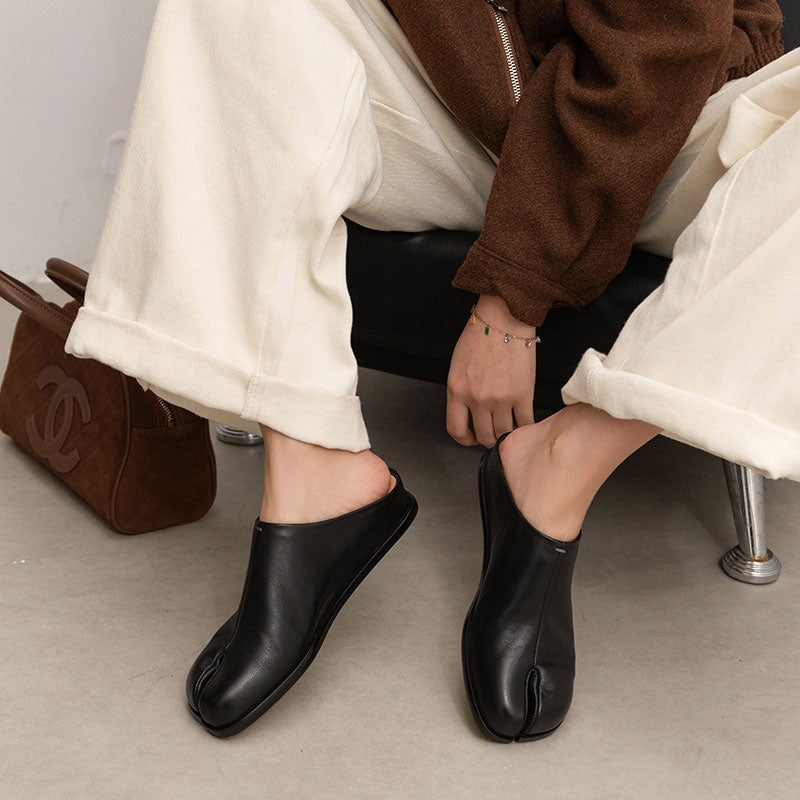 Casual Split Toe Leather Mules Flat Backless Slippers in Black/Red