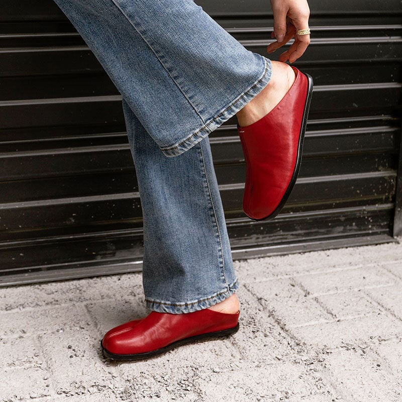 Casual Split Toe Leather Mules Flat Backless Slippers in Black/Red