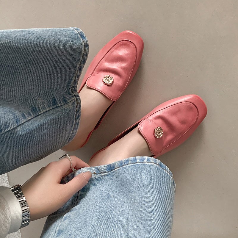Fashion Backless Loafers Leather Flat Mules with Metal Camellia in Green/Pink/Black