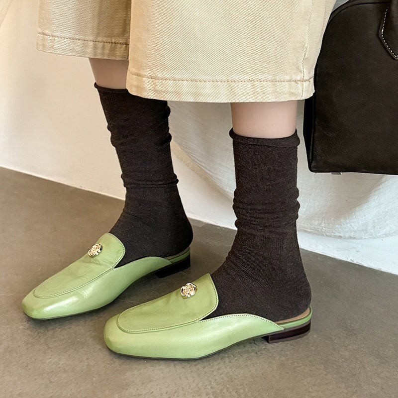 Fashion Backless Loafers Leather Flat Mules with Metal Camellia in Green/Pink/Black
