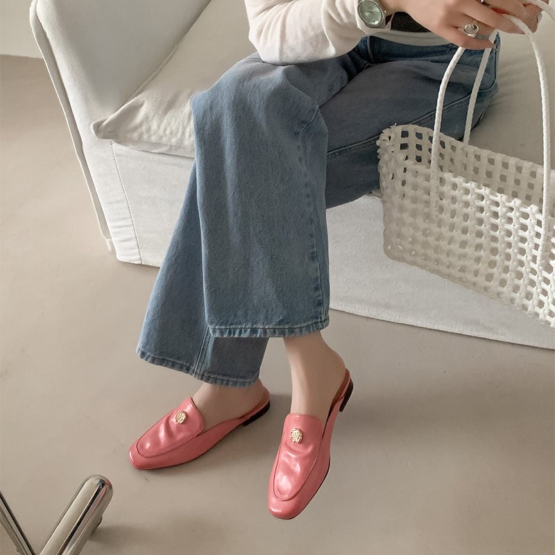 Fashion Backless Loafers Leather Flat Mules with Metal Camellia in Green/Pink/Black