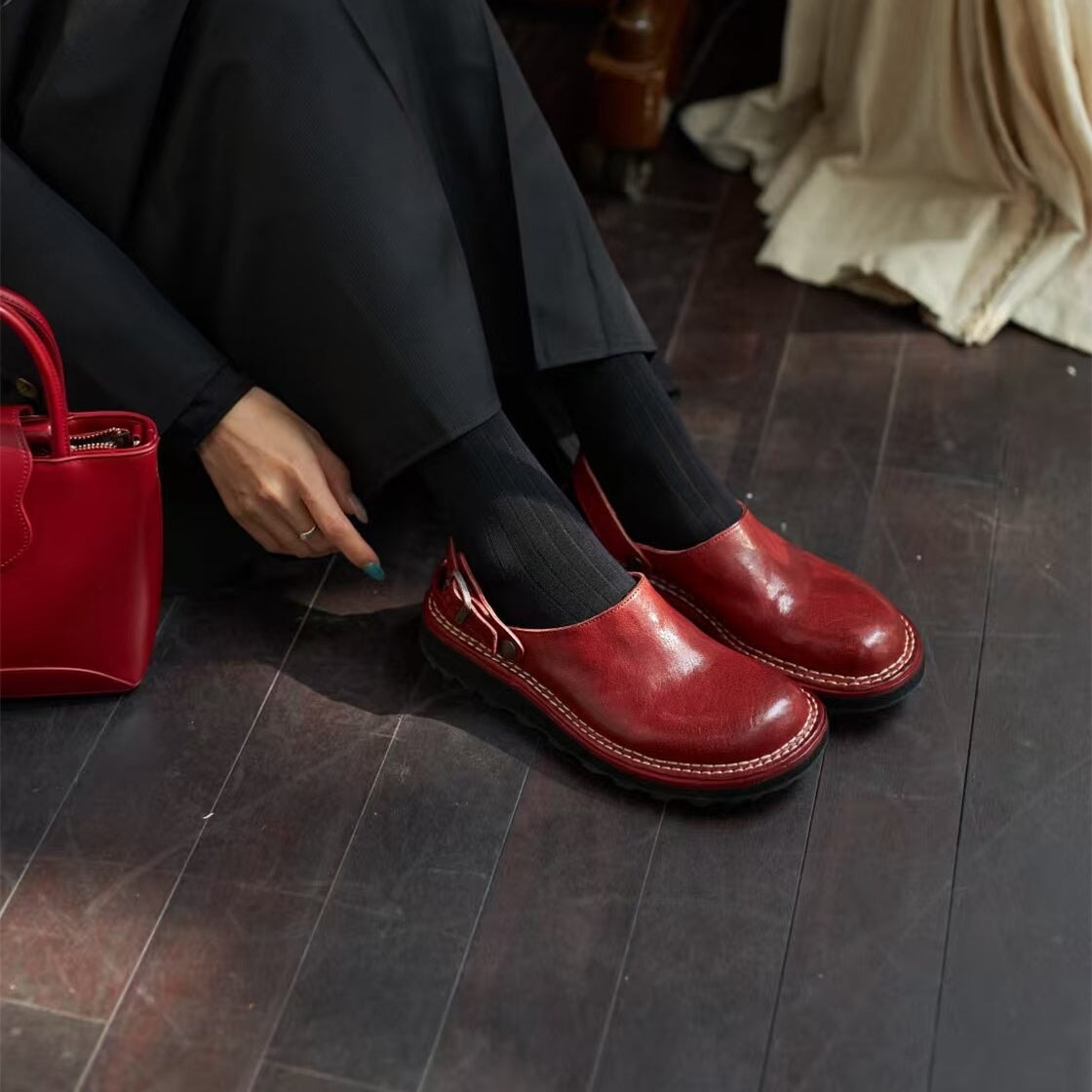 Hand Stitching Horse Leather Slippers with Buckle in Red/Black