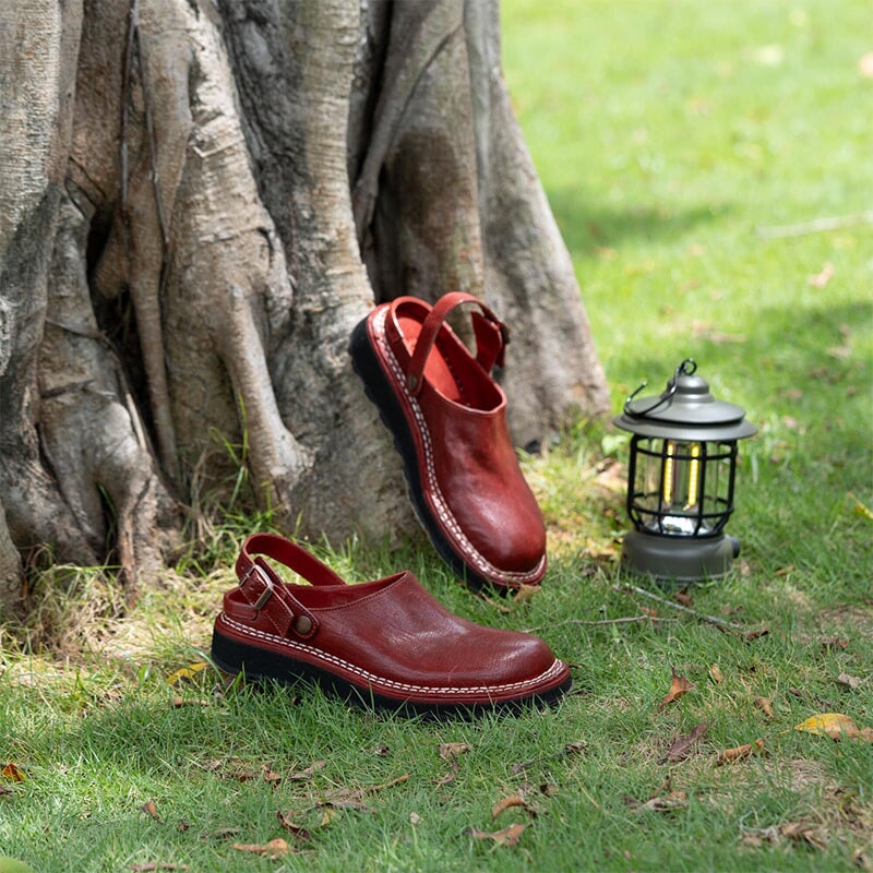 Hand Stitching Horse Leather Slippers with Buckle in Red/Black