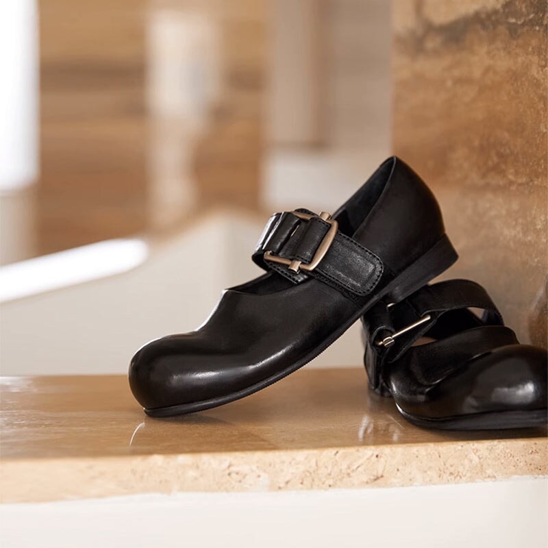 Handmade Vintage Big Toe Round Horse Leather Mary Jane Shoes with Buckle in Red/Black