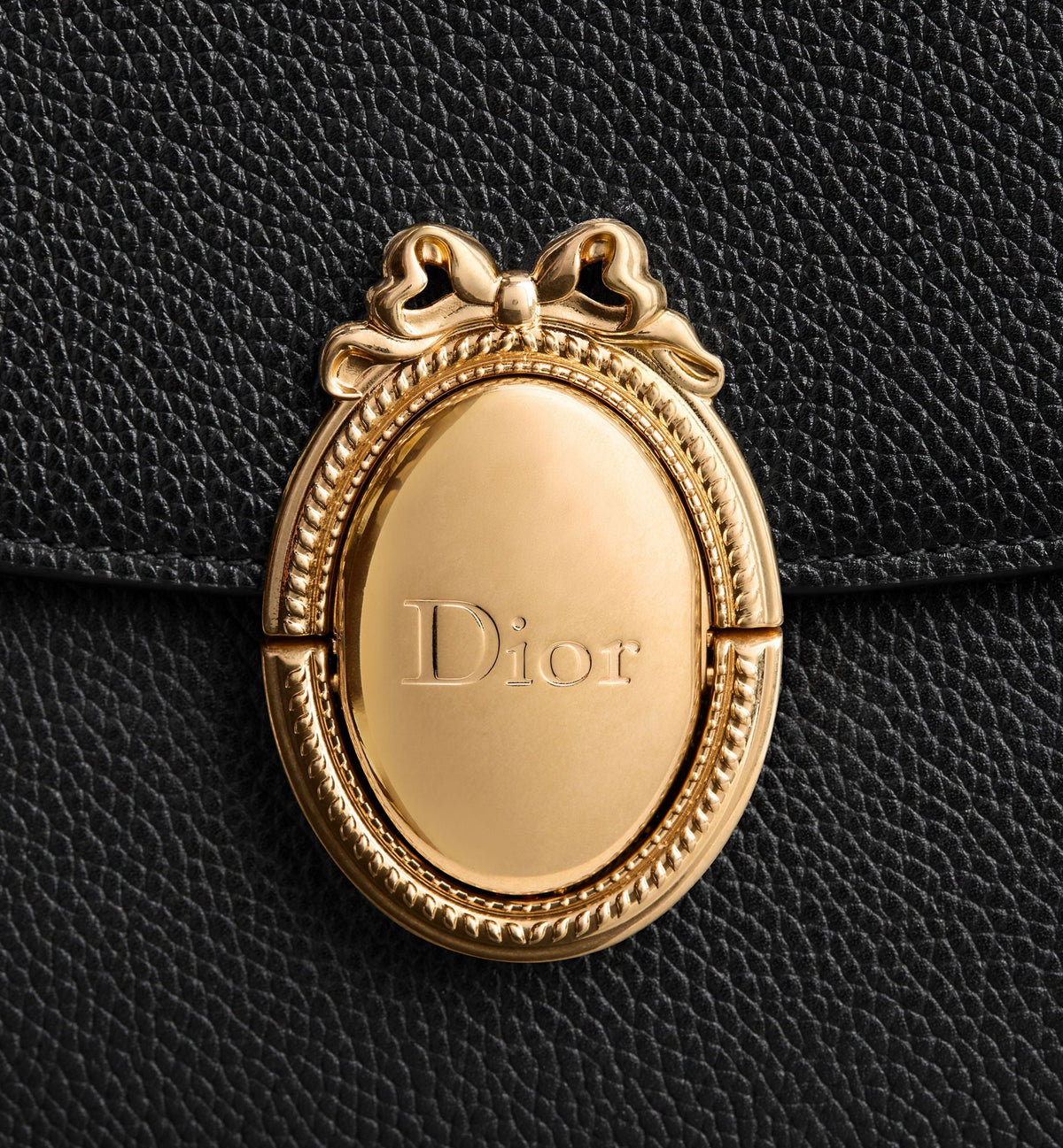 Women's Medium Médaillon Flap Bag With Grained Calfskin And Signature Clasp