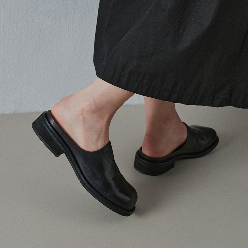 Minimalist Leather Mules for Women Round Toe Summer Slippers in Black/Wine Red