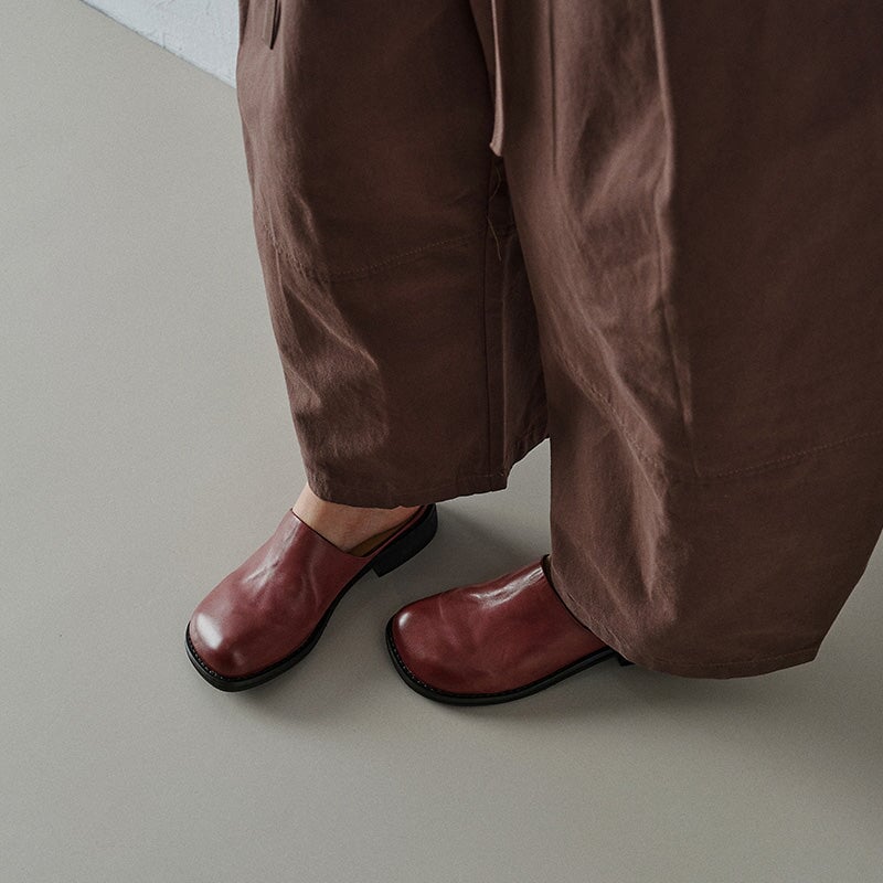 Minimalist Leather Mules for Women Round Toe Summer Slippers in Black/Wine Red